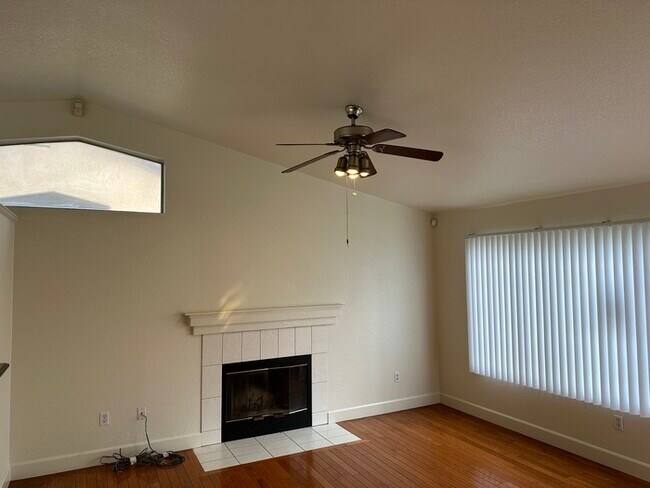 Building Photo - MODESTO 3 BEDROOM 2 BATH HOME