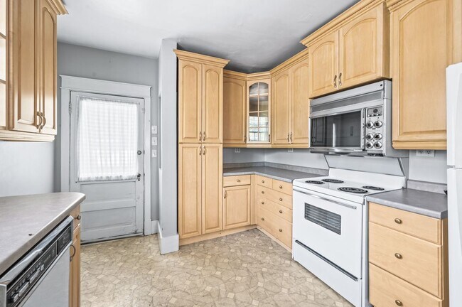 Building Photo - Charming 4BE/3BA Home in Historic Downtown...