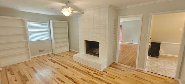 Building Photo - Walk to the river from this convenient rancher near Willow Oaks