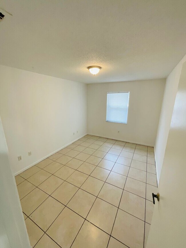Building Photo - 2/1.5 Side A of Duplex in Fort Pierce