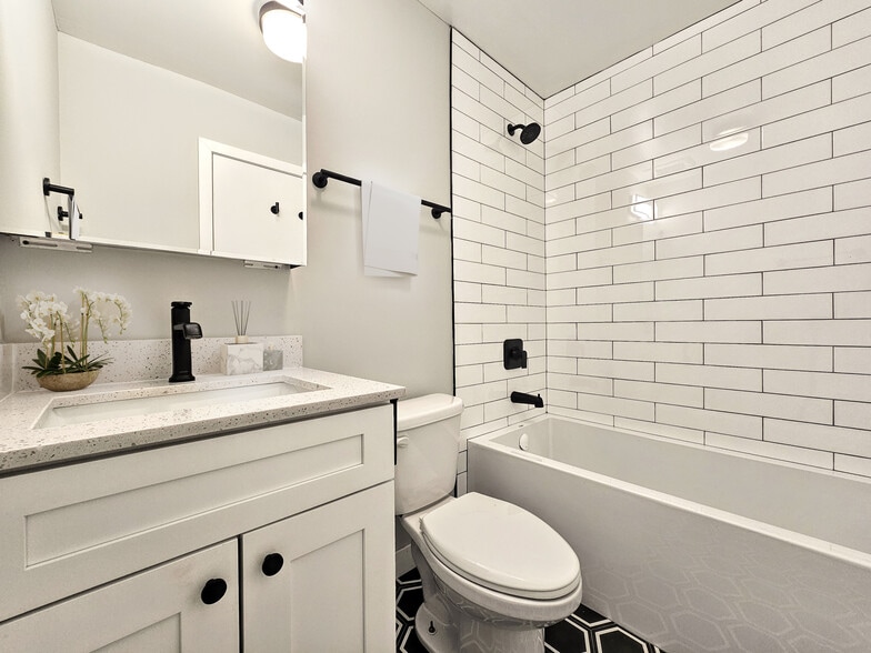 Building Photo - 524 W Oakdale Ave