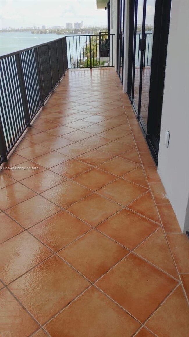 Building Photo - 801 N Venetian Dr