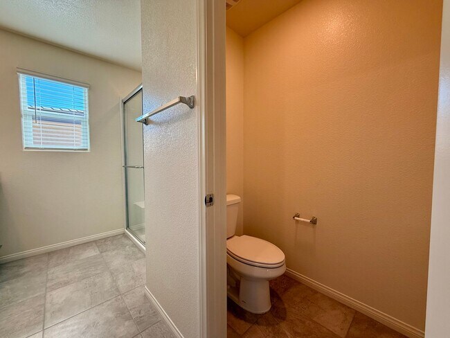 Building Photo - NEVER LIVED IN 4 BED 2.5 BATH 2 CAR GARAGE SINGLE FAMILY HOME FOR RENT!