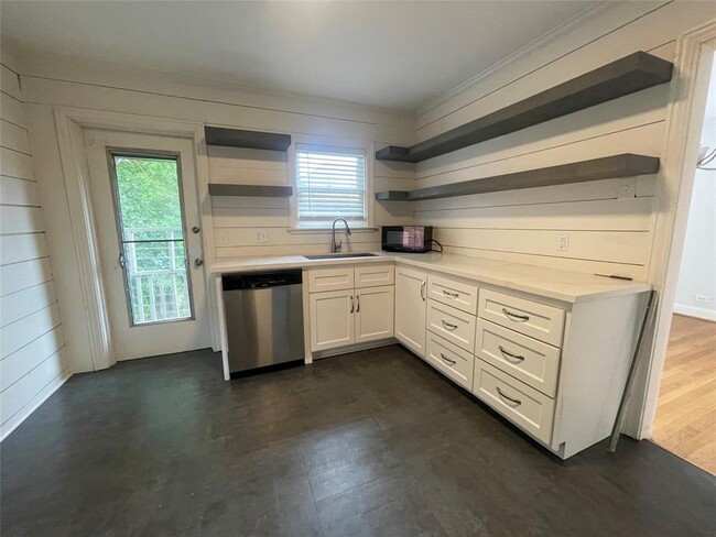 Building Photo - 2328 McClendon St