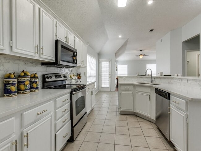 Building Photo - 4801 Holly Berry Dr