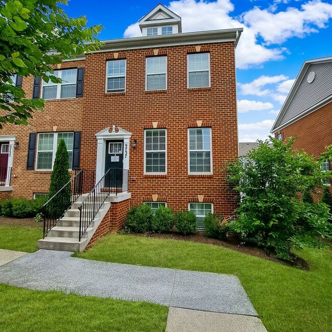 Primary Photo - Gorgeous 3-Level End Unit Townhome, 3 Bedr...