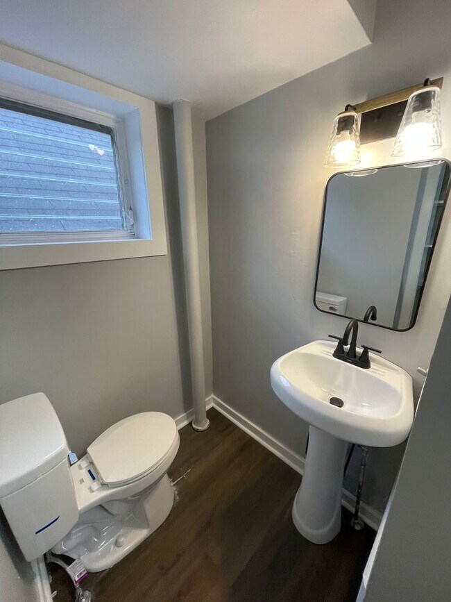 Building Photo - Two bedroom apartment one bathroom