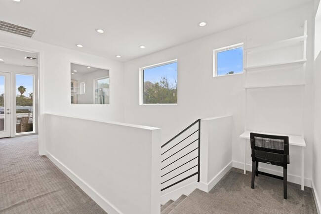 Building Photo - 4533 E Devonshire Ave