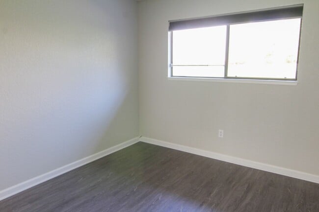Building Photo - Remodeled Redding Condo!