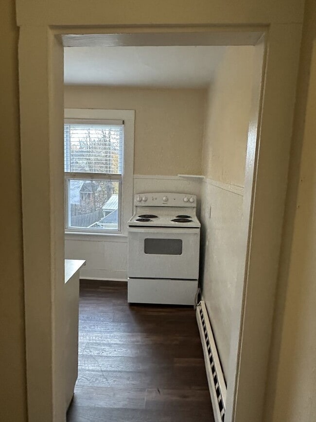 Building Photo - 160-162 Center Street