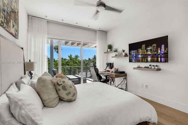 Building Photo - 230 W McIntyre St