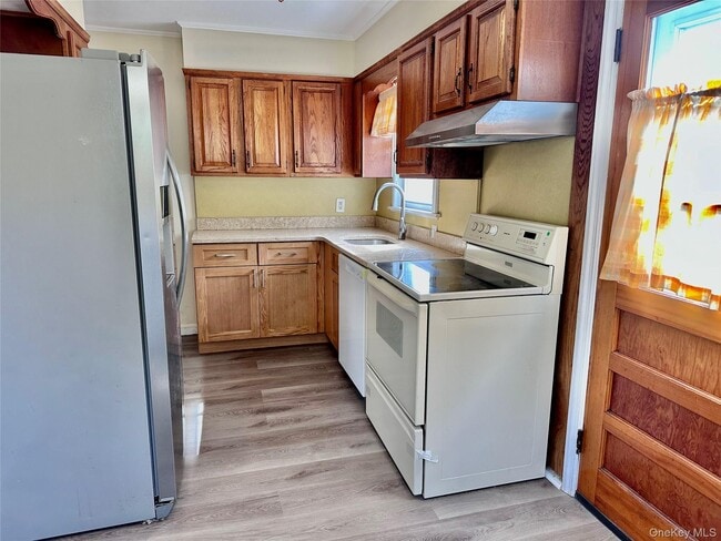 Building Photo - 484 Chelsea Rd