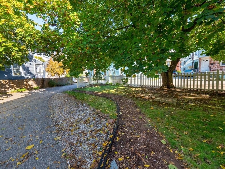 Building Photo - 12 Adella Pl