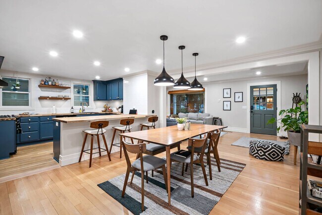 Building Photo - Charming Downtown Home!