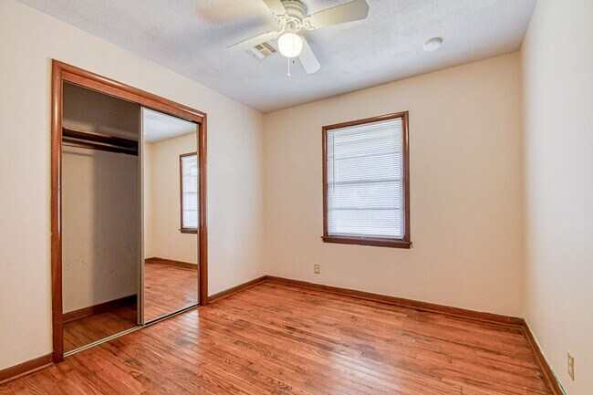 Building Photo - Charming Central Norman Home!
