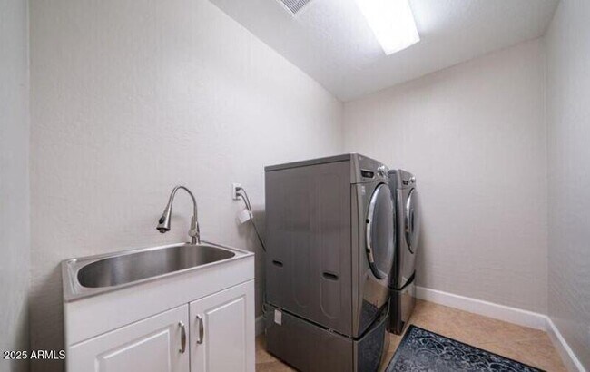 Building Photo - 3924 S Hollyhock Pl