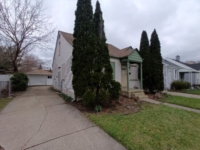 Building Photo - EAST SIDE - 3bd Brick Bungalow $1100/mo