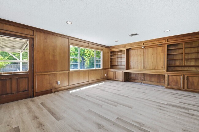Building Photo - 2508 Memorial Dr