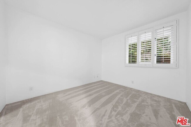 Building Photo - 15500 Sunset Blvd