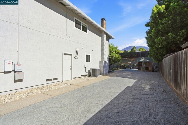 Building Photo - 717 Bloching Cir
