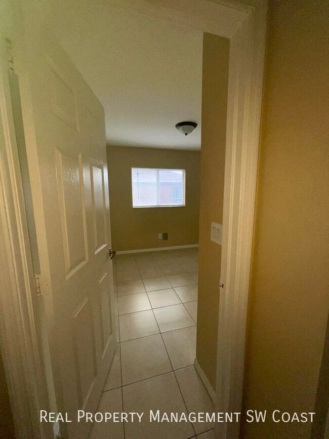 Building Photo - 726 Harold Ave S