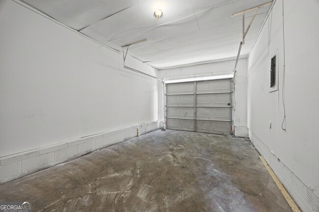 Building Photo - 2830 Village Green Dr