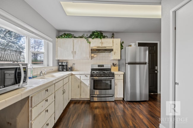 Building Photo - FULLY FURNISHED, Charming Short Term Rental!