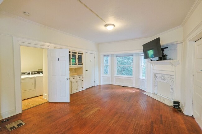 Building Photo - The Carina Victorian Home near the Row!