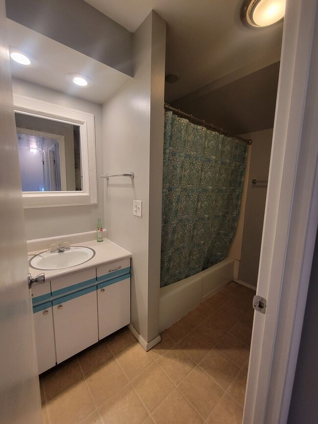 Building Photo - 2bed/1.5bath Condo near Robeson Elementary