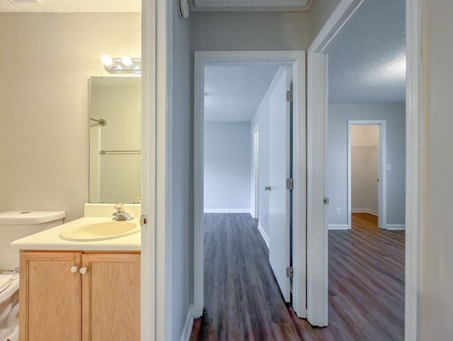 Building Photo - LOVELY SE 3/2 w/ New Paint, Fireplace, Fenced Yard, Vaulted Ceilings, Washer/Dryer, & No Carpet! ...