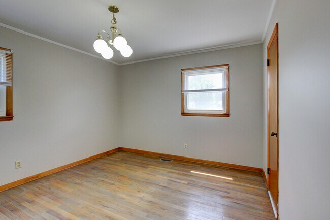 Building Photo - 104 W McReynolds Dr
