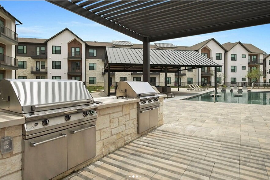 Building Photo - 8200 Glenn Day Dr