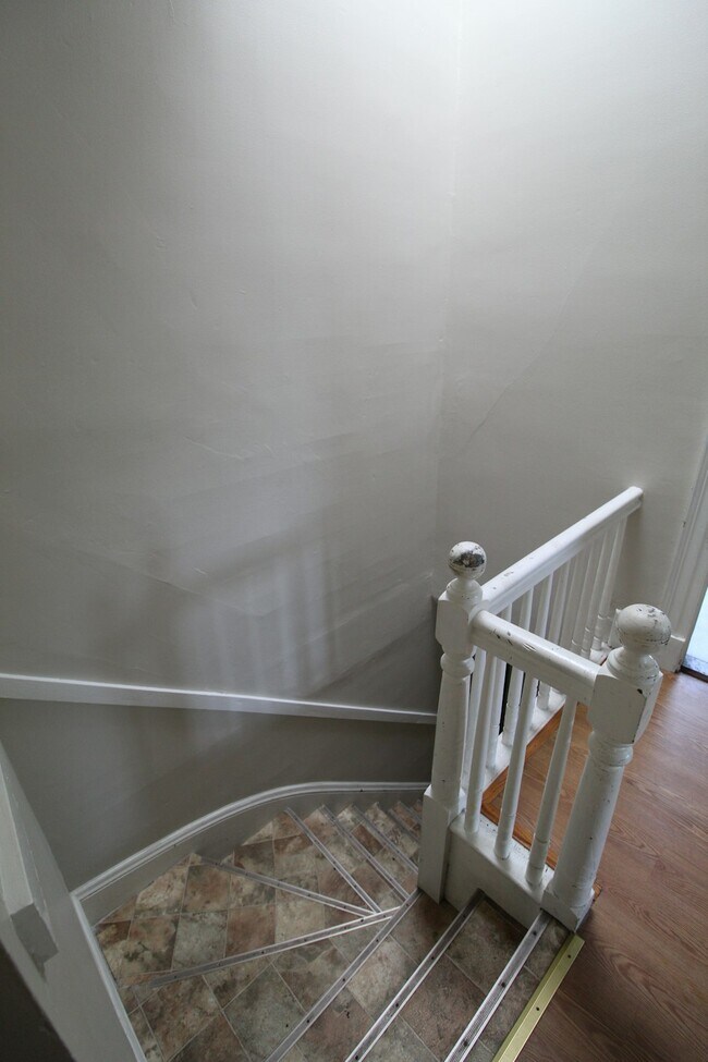 Building Photo - 204 River St