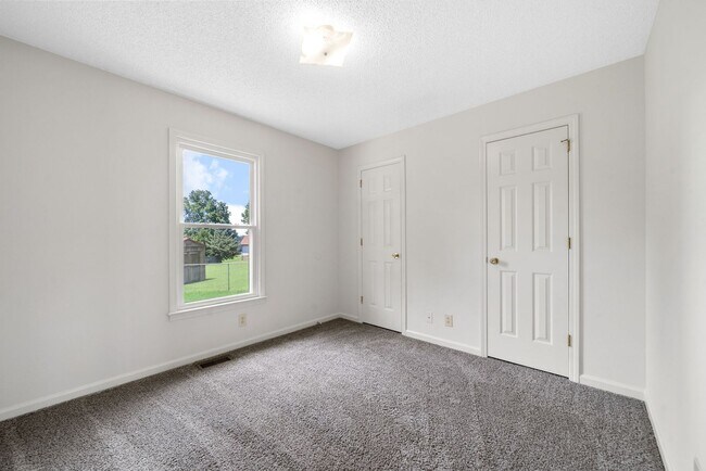 Building Photo - 3 Bedroom Pet Friendly Home For Rent Near 101st Parkway!
