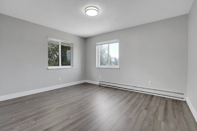 Building Photo - $1,445 2 Bed, 1 Bath Updated Unit in Denver with In Unit Laundry!