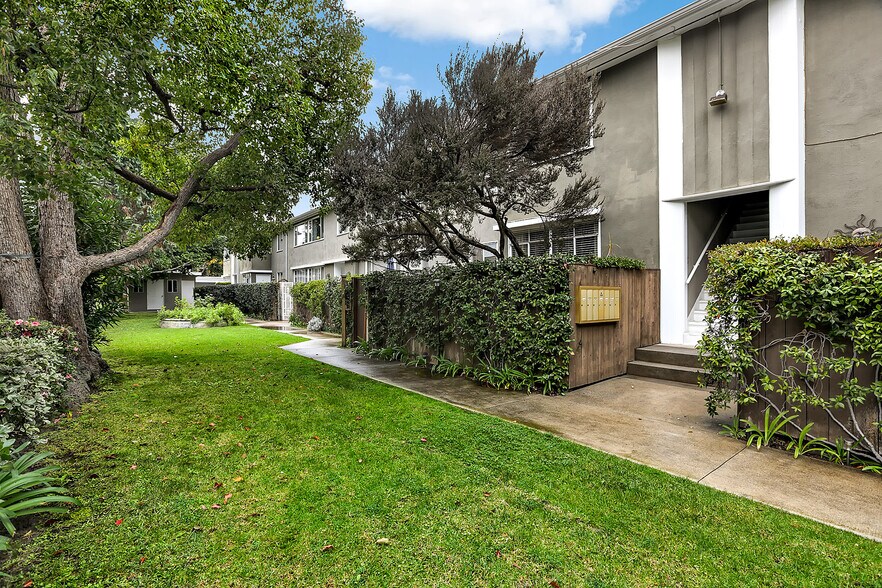 Building Photo - 2427 Centinela Ave