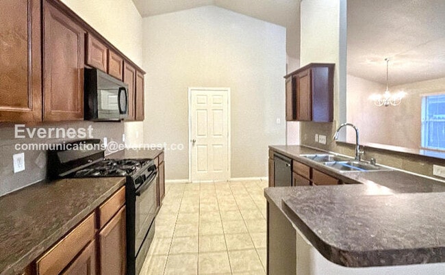 Building Photo - 3 Bed, 2 Bath Home with Fenced Yard & Garage / Pet-Friendly / Available Now!