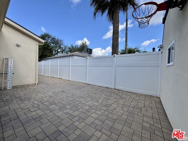 Building Photo - 6234 Carpenter Ave