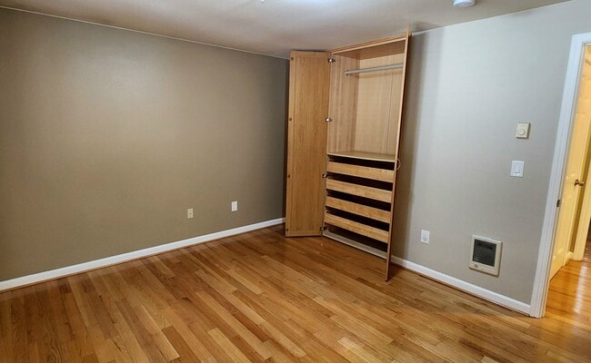 Building Photo - Spacious 2 bedroom Townhome w/ 2 car garage