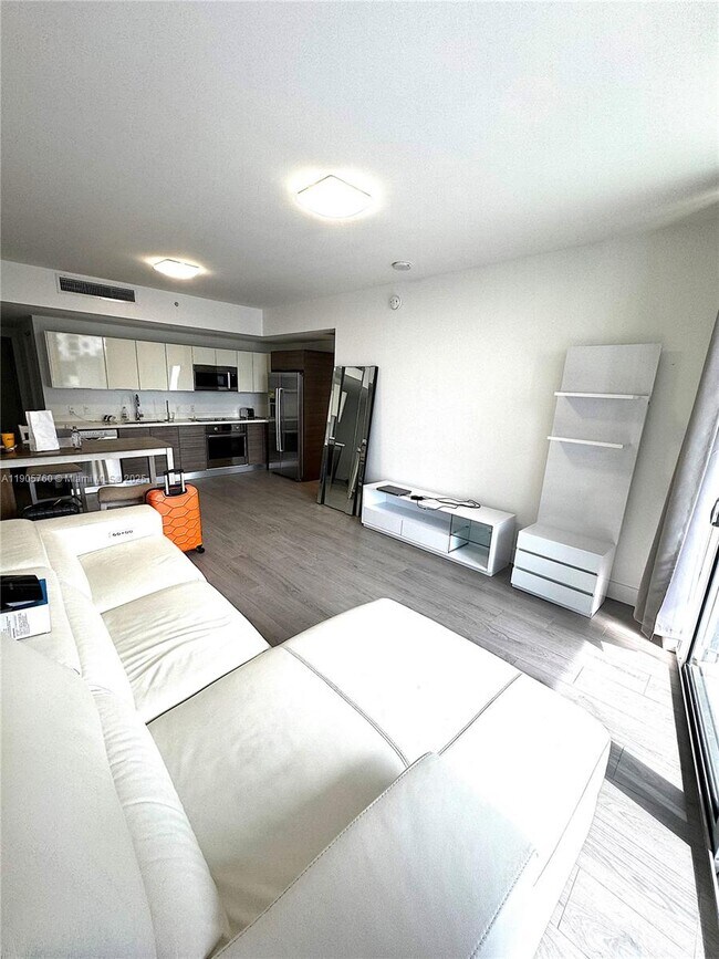 Building Photo - 1010 SW 2nd Ave