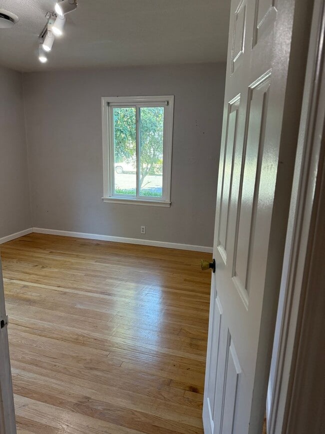 Building Photo - 3-bedroom, 2-bathroom home located in the desirable Garden Tract Subdivision