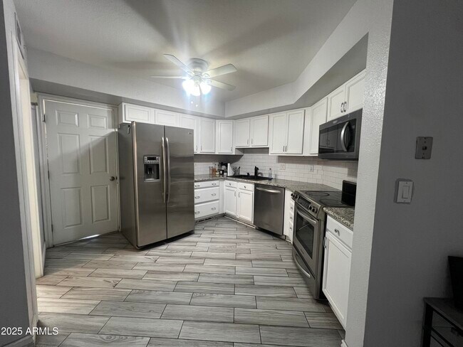 Building Photo - 7329 N 43rd Ln