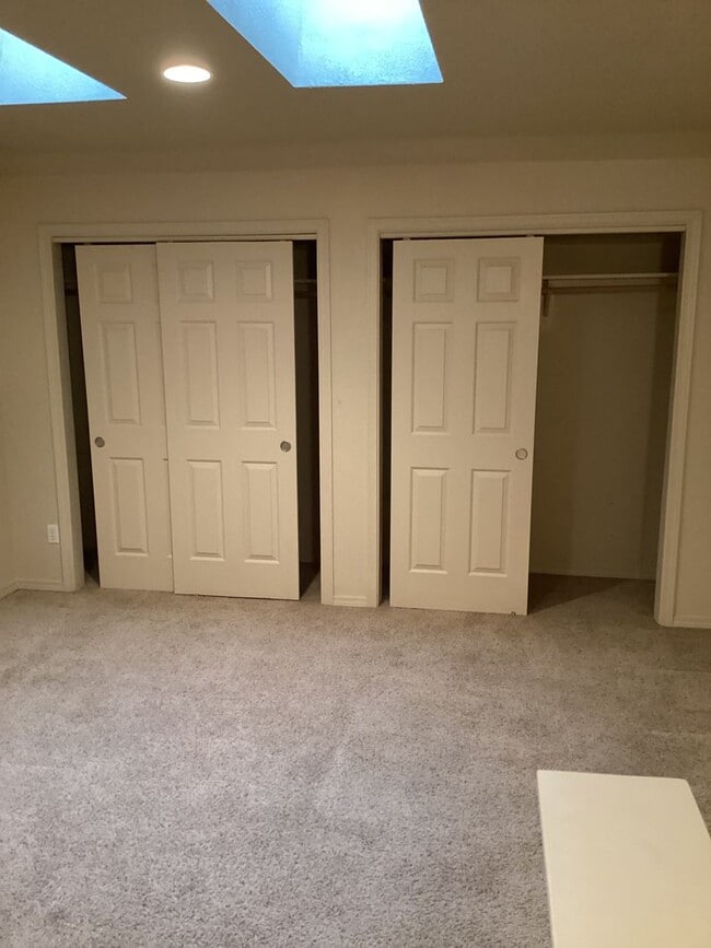 Building Photo - 1335-1335 NE Del Norte Ave