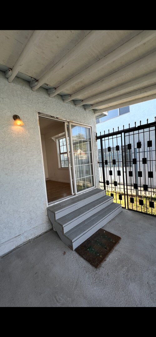 Building Photo - 3958 Normandie Ave