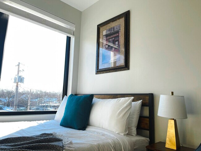 Building Photo - 2530 University Ave