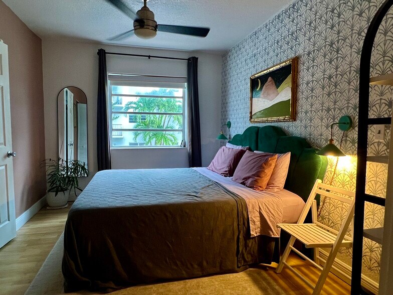 Bedroom (king bed) - 901 Euclid Ave