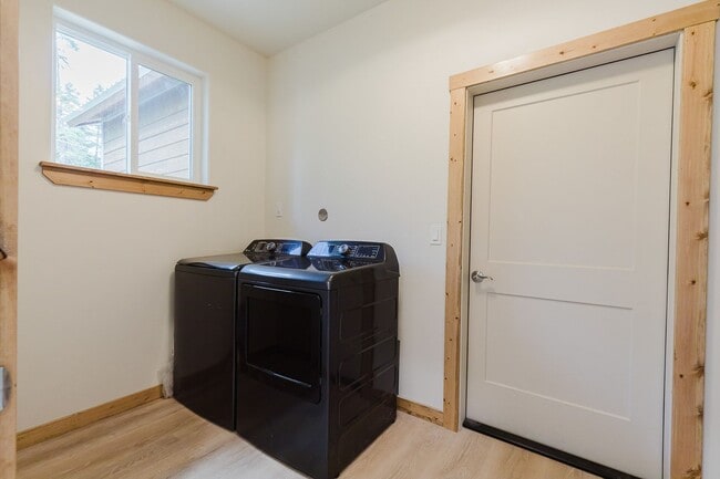 Building Photo - Beautiful New Construction Mountain Retreat