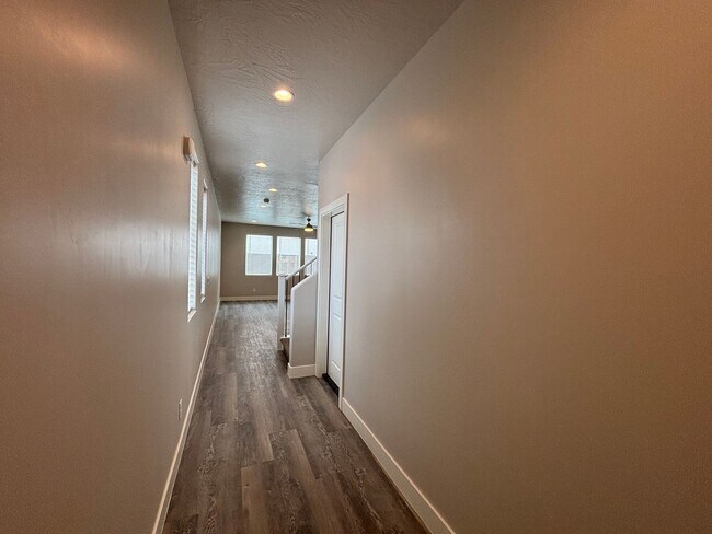 Building Photo - 4 BEDROOM SANDHOLLOW TOWNHOME FOR RENT!