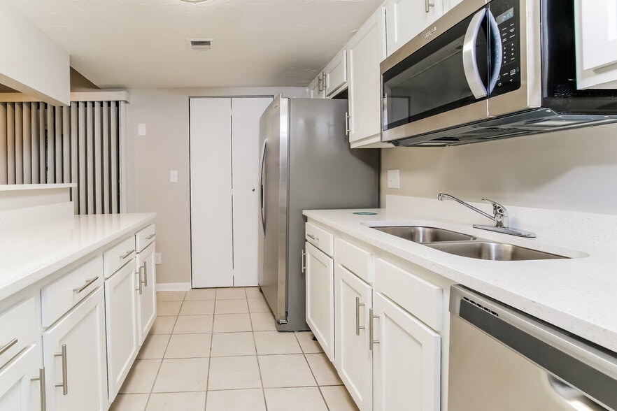 Building Photo - 6911 Coleus Ct