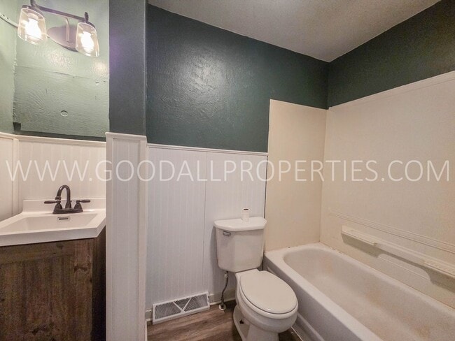 Building Photo - Cozy 2-Bedroom Home Near Downtown Des Moines & Gray’s Lake